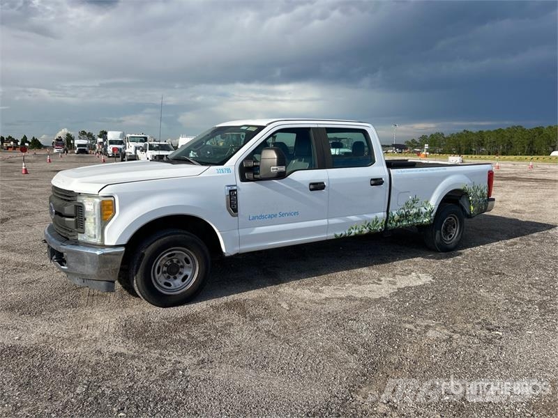 Ford F-250 XL 4x2 Crew Cab Pickup 其他