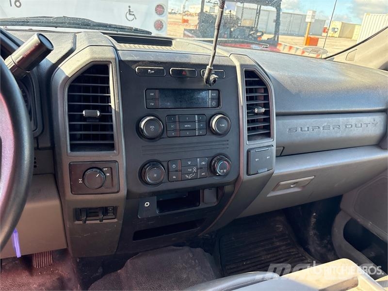 Ford F-250 XL 4x2 Crew Cab Pickup Ostalo