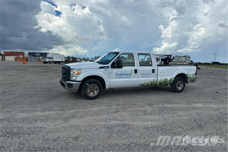 Ford F-250 XL 4x2 Crew Cab Pickup Furgoni altro