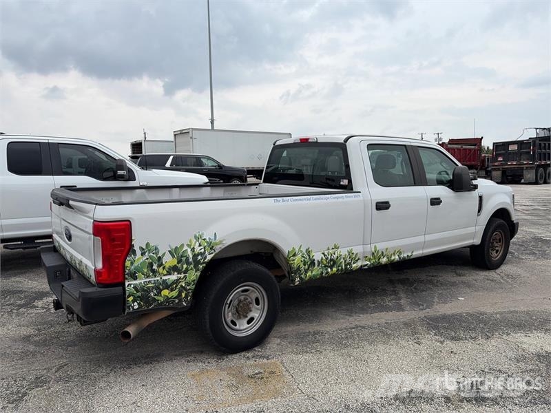 Ford F-250 XL 4x2 Crew Cab Pickup Další