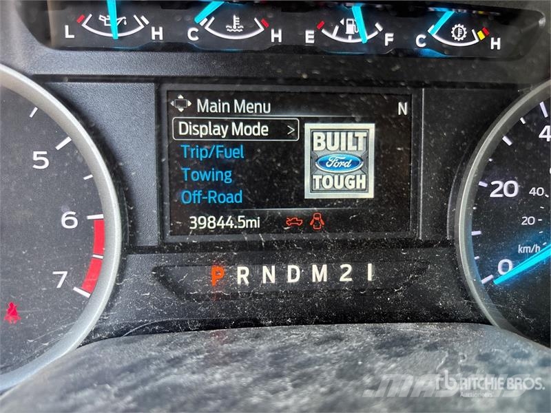 Ford F-250 XL 4x2 Crew Cab Pickup Otros