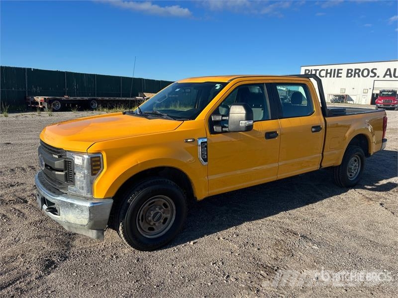 Ford F-250 XL 4x2 Crew Cab Pickup Outros