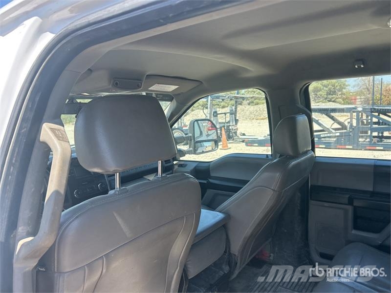 Ford F-250 XL 4x2 Crew Cab Pickup Інше