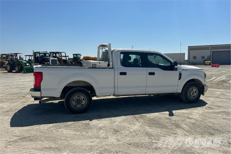 Ford F-250 XL 4x2 Crew Cab Pickup Інше