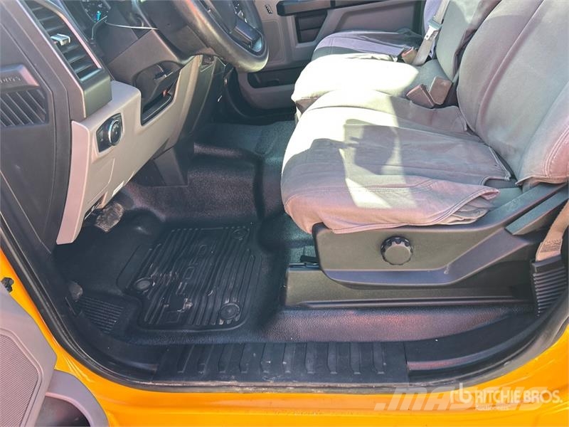 Ford F-250 XL 4x2 Crew Cab Pickup その他