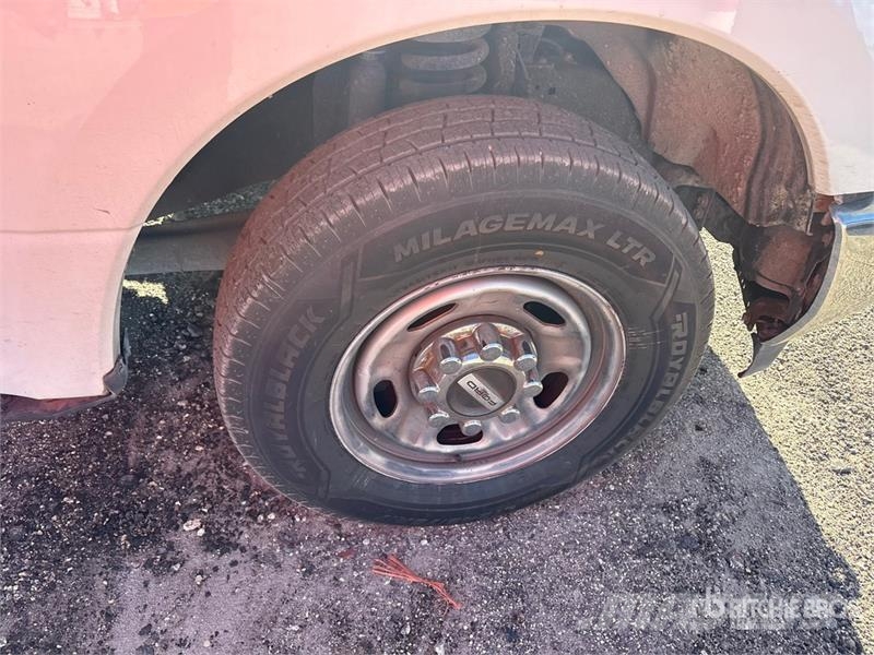 Ford F-250 XL 4x2 Crew Cab Pickup Ostalo