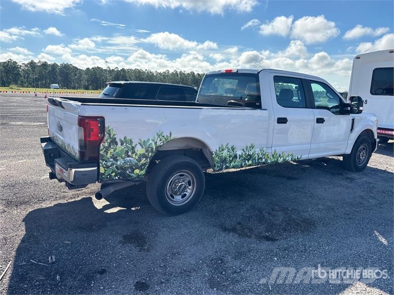 Ford F-250 XL 4x2 Crew Cab Pickup Ostalo