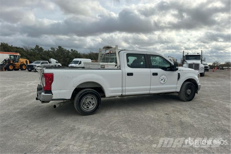 Ford F-250 XL 4x2 Crew Cab Pickup Прочие фургоны