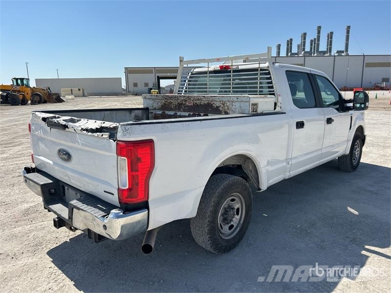 Ford F-250 XL 4x2 Crew Cab Pickup Інше