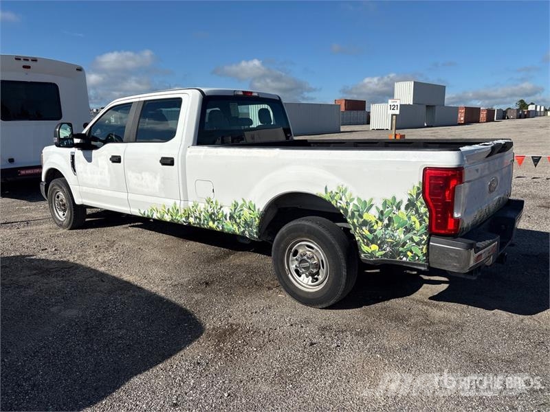 Ford F-250 XL 4x2 Crew Cab Pickup Ostalo