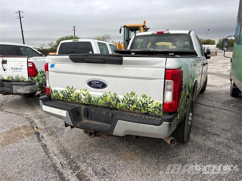 Ford F-250 XL 4x2 Crew Cab Pickup (Inoperable) Інше