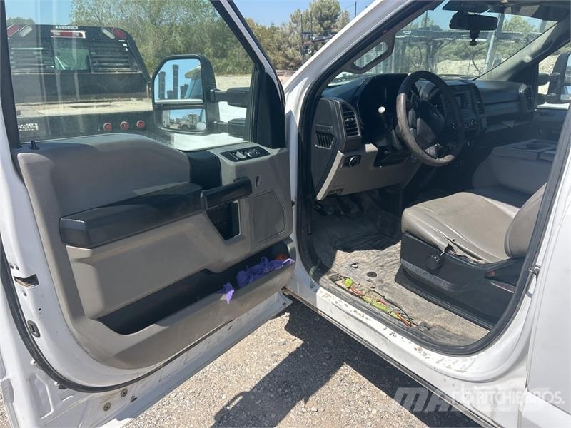 Ford F-250 XL 4x2 Crew Cab Pickup Інше