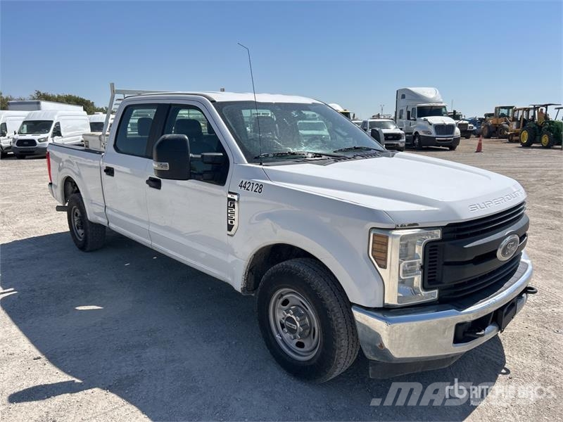 Ford F-250 XL 4x2 Crew Cab Pickup Інше