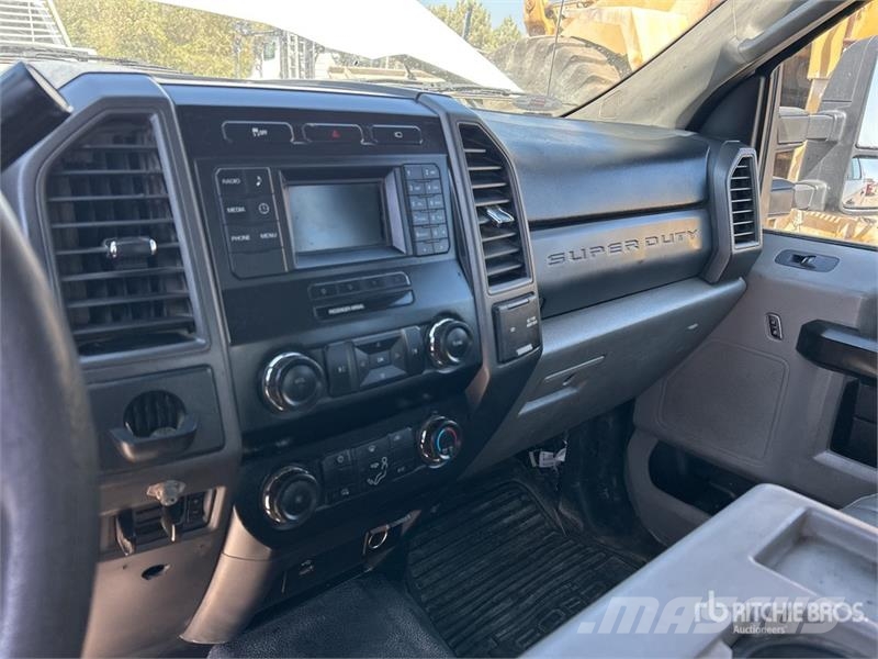 Ford F-250 XL 4x2 Crew Cab Pickup Інше