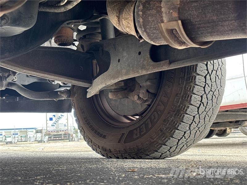 Ford F-250 XL 4x2 Crew Cab Pickup أخرى