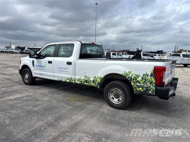 Ford F-250 XL 4x2 Crew Cab Pickup أخرى