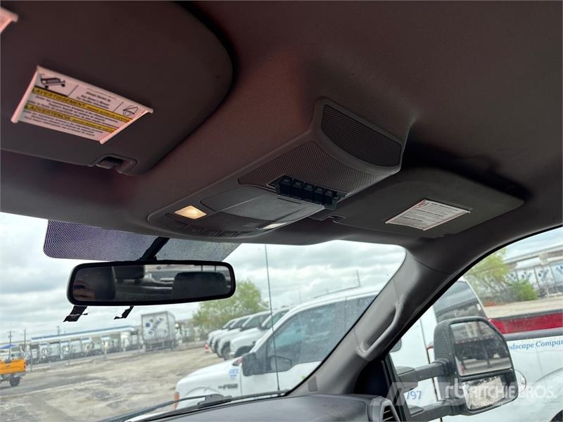 Ford F-250 XL 4x2 Crew Cab Pickup أخرى