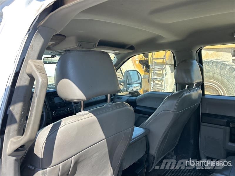 Ford F-250 XL 4x2 Crew Cab Pickup Інше