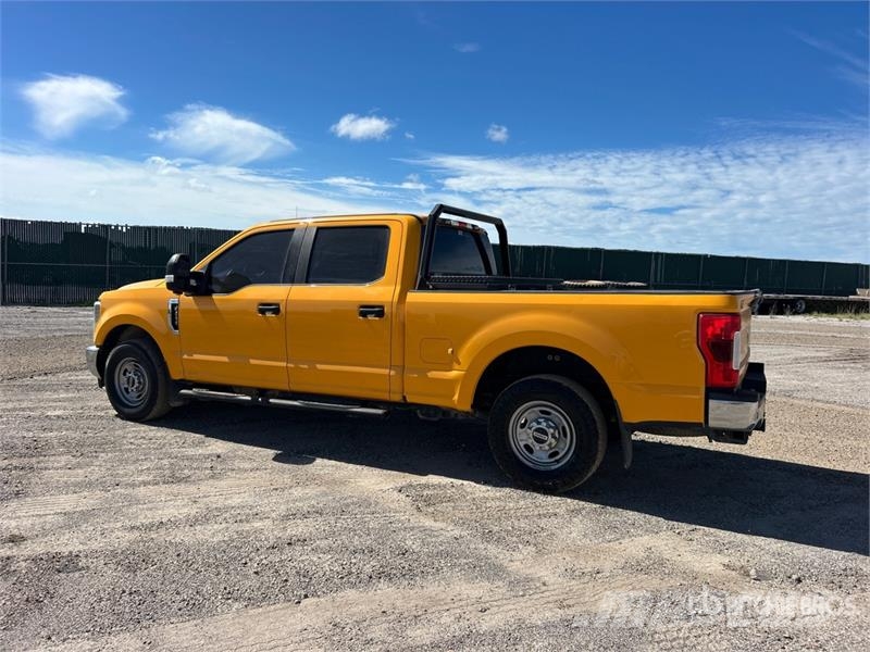 Ford F-250 XL 4x2 Crew Cab Pickup その他