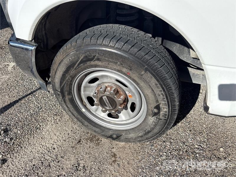 Ford F-250 XL 4x2 Crew Cab Pickup Ostalo