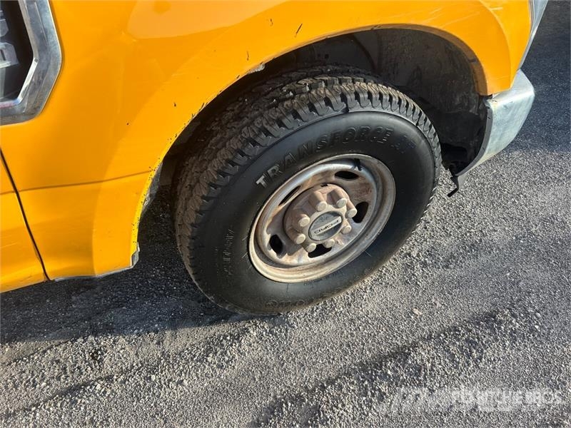 Ford F-250 XL 4x2 Crew Cab Pickup Outros