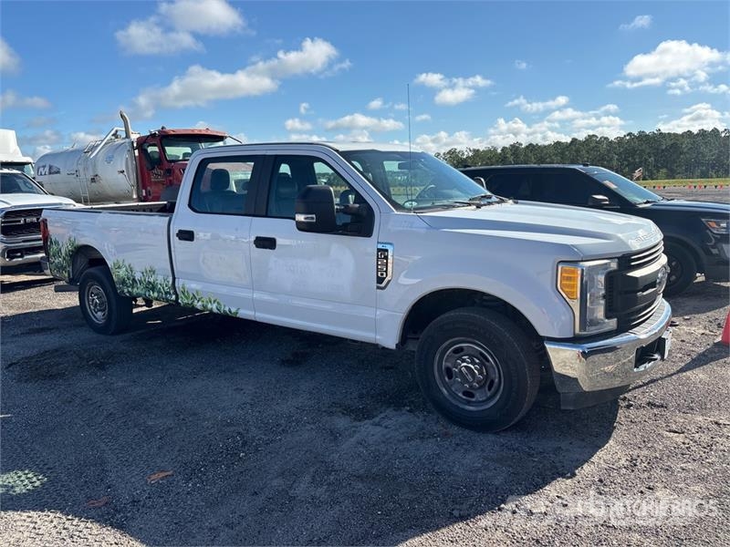 Ford F-250 XL 4x2 Crew Cab Pickup Ostalo