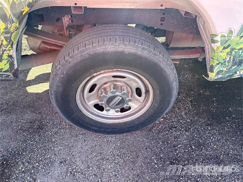 Ford F-250 XL 4x2 Crew Cab Pickup Ostalo