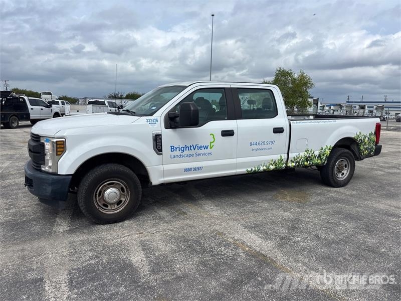 Ford F-250 XL 4x2 Crew Cab Pickup أخرى