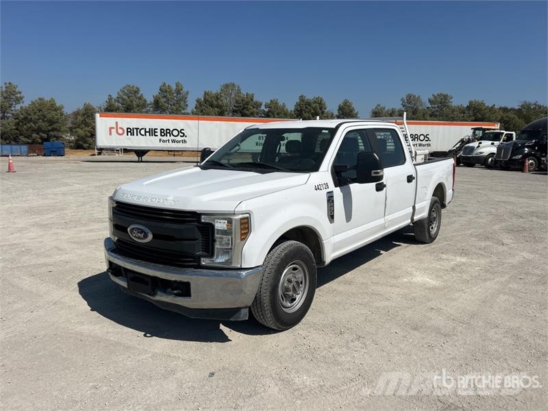 Ford F-250 XL 4x2 Crew Cab Pickup Інше