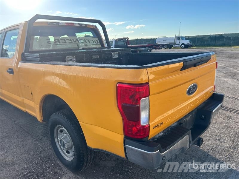 Ford F-250 XL 4x2 Crew Cab Pickup Outros