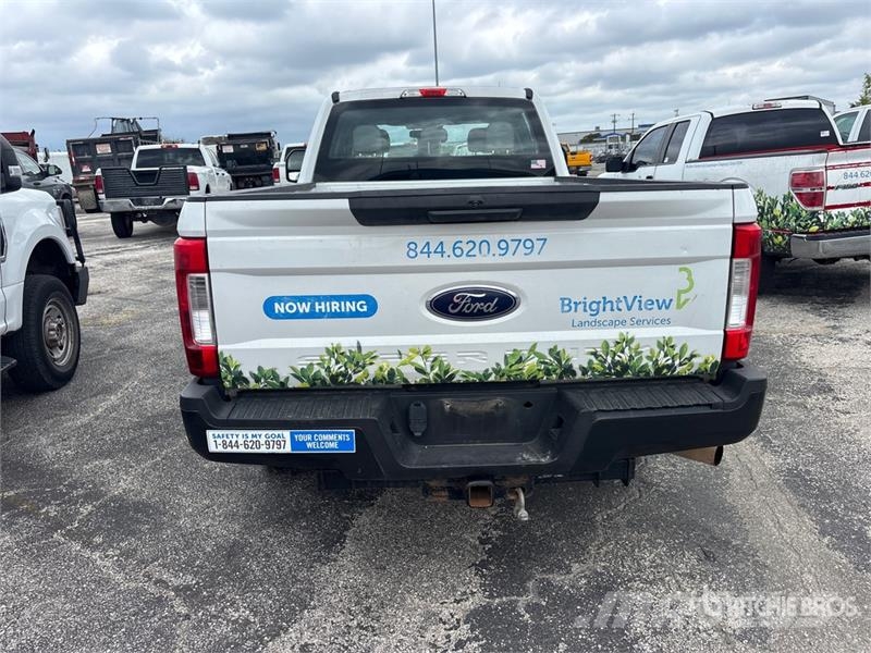 Ford F-250 XL 4x2 Crew Cab Pickup أخرى