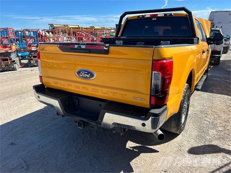 Ford F-250 XL 4x2 Crew Cab Pickup その他