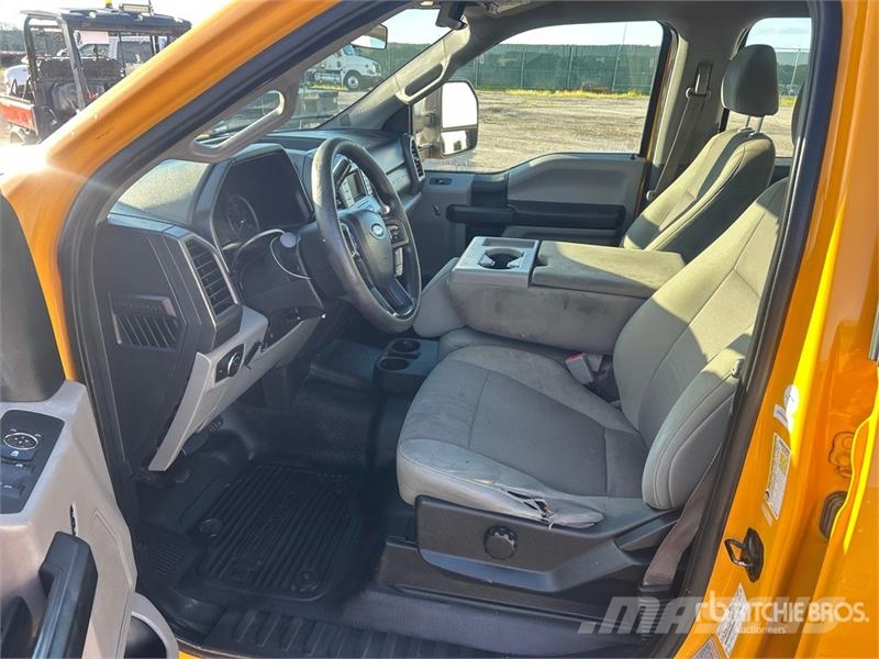 Ford F-250 XL 4x2 Crew Cab Pickup Outros