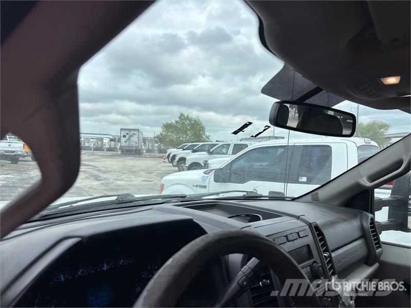 Ford F-250 XL 4x2 Crew Cab Pickup أخرى