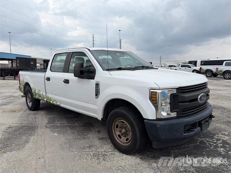Ford F-250 XL 4x2 Crew Cab Pickup Další