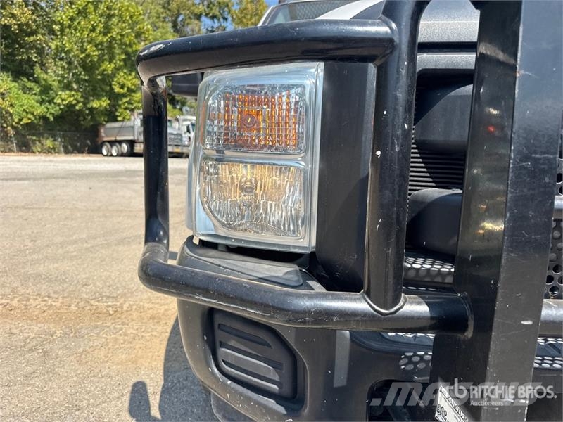 Ford F-250 XL 4x2 Crew Cab Pickup Furgoni altro