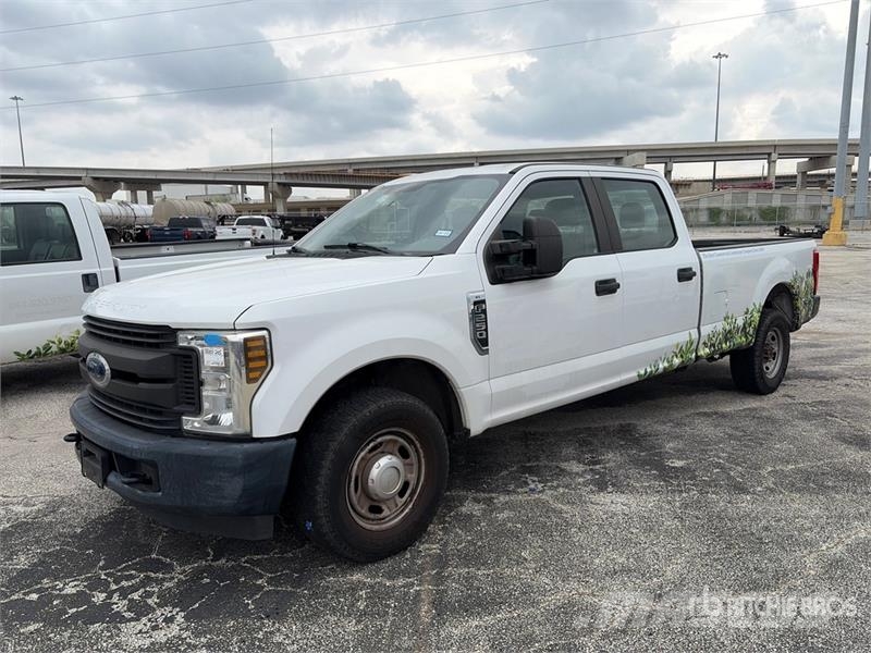 Ford F-250 XL 4x2 Crew Cab Pickup Další