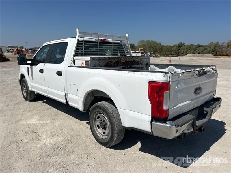 Ford F-250 XL 4x2 Crew Cab Pickup Інше