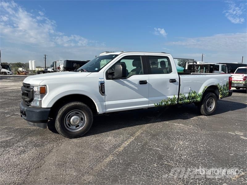 Ford F-250 XL 4x2 Crew Cab Pickup Otros