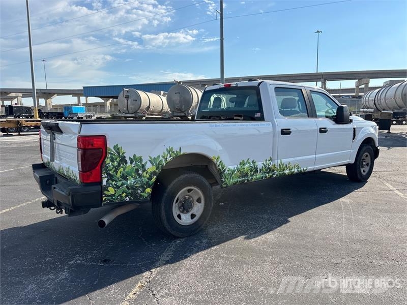 Ford F-250 XL 4x2 Crew Cab Pickup Otros