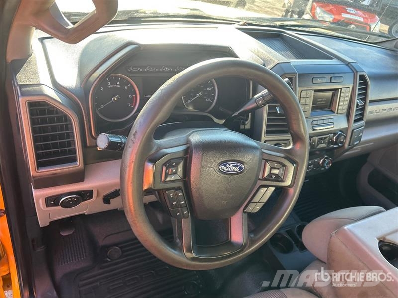 Ford F-250 XL 4x2 Crew Cab Pickup Outros