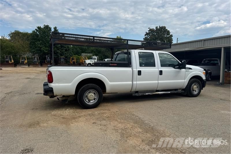 Ford F-250 XL 4x2 Crew Cab Pickup Furgoni altro