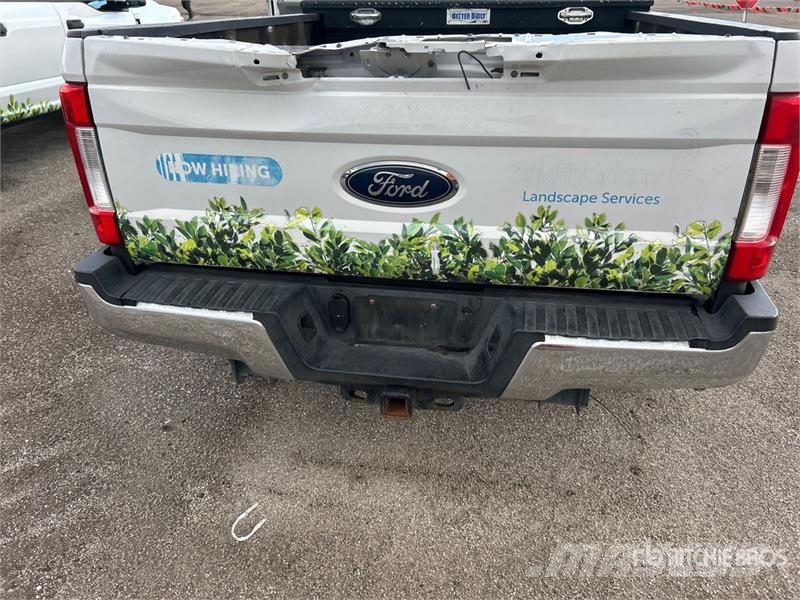 Ford F-250 XL 4x2 Crew Cab Pickup 其他