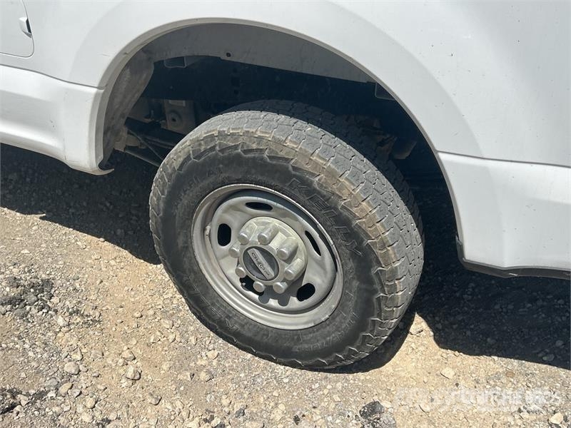 Ford F-250 XL 4x2 Crew Cab Pickup Інше