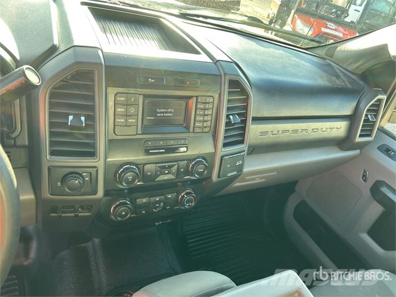 Ford F-250 XL 4x2 Crew Cab Pickup Outros