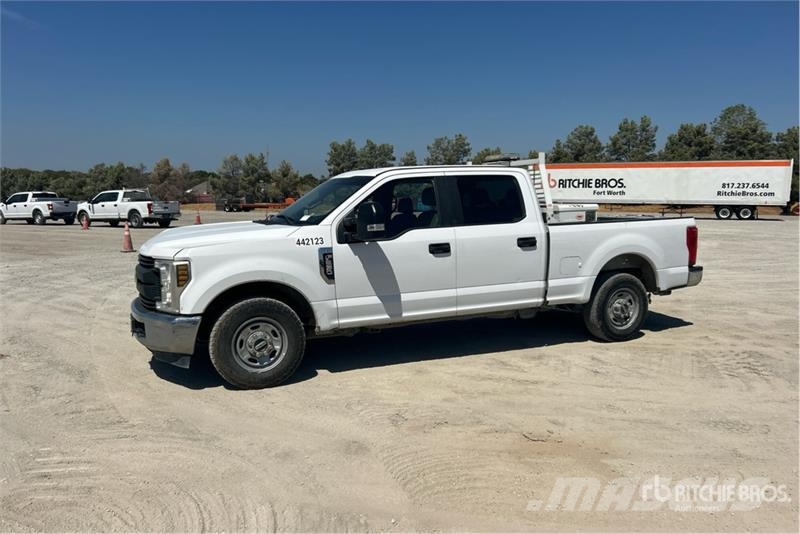 Ford F-250 XL 4x2 Crew Cab Pickup Інше