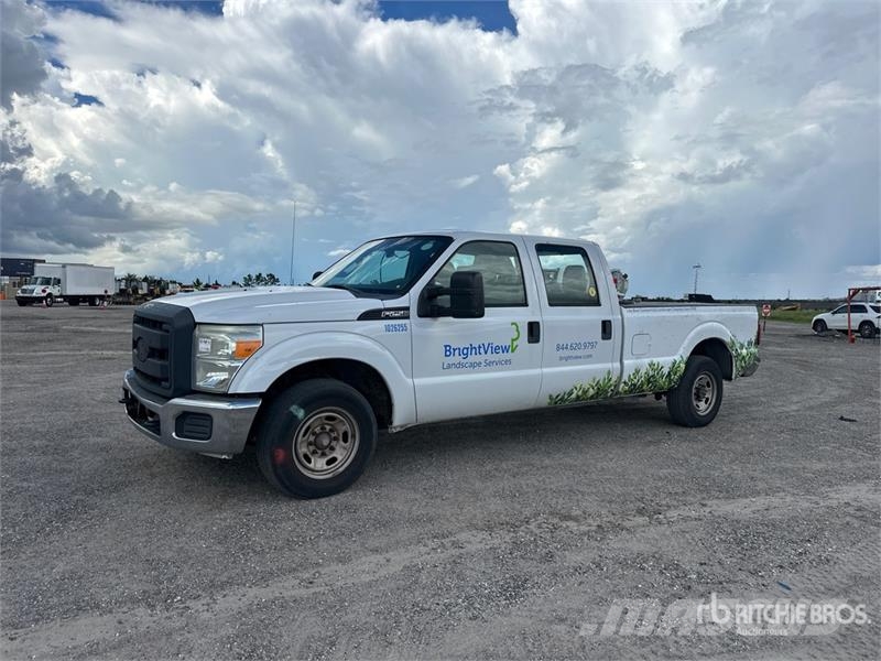 Ford F-250 XL 4x2 Crew Cab Pickup Furgoni altro