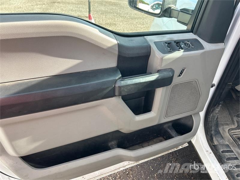Ford F-250 XL 4x2 Crew Cab Pickup 其他