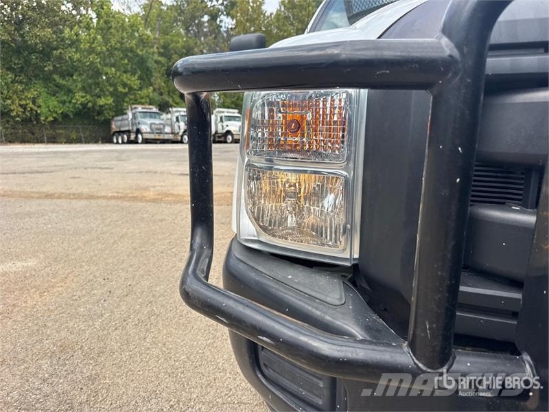 Ford F-250 XL 4x2 Crew Cab Pickup Furgoni altro