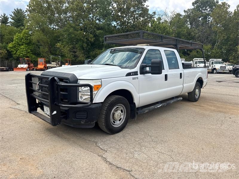 Ford F-250 XL 4x2 Crew Cab Pickup Furgoni altro